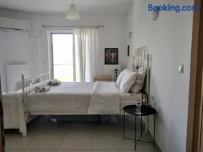 The Beekeeper's Apartment - Image 2