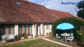 Le Poirier Perfect for 2 adults and 2 children Heated Pool and Games Room - Image 1