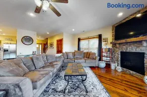 Spacious Lakeview Townhouse Sleeps 8 Deck Grill - Image 2