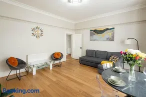 Gloucester Station Gem: 3 Bedroom Oasis - Image 4
