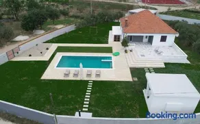 S&I Peaceful Holiday Home With Pool & Jacuzzi - Image 3