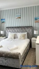 Cheerful 3 bedroom Townhouse with free parking. - Image 3