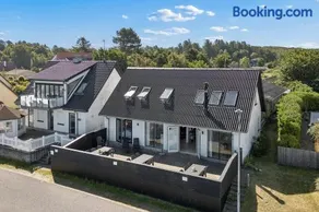 Spacious Holiday Home By Sea For 14 Guests - Image 2