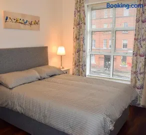 2 Bedroom Apartment near historical Christchurch - Image 2