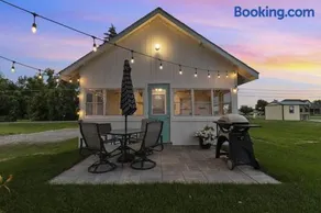 Kalbus Cottage Watch Sunrises & Sunsets on Lake Winnebago - Image 1