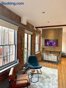 Stylish City Penthouse Getaway - Image 2