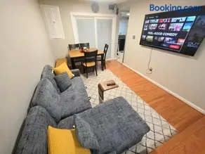 Nice 3 BDR 2 BATH near Airport, Train with plus WiFi and Parking - Image 1