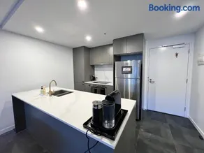 Midnight Luxe 2BR 2Bath 2Car 528 in the heart of Braddon Pool Sauna Gym Secure Parking Wifi Wine - Image 2