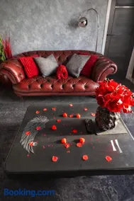 Red Velvet Romantic Suite Private Hot Tub Luxury - Image 3
