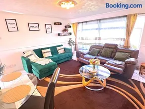 Colchester City Luxury With Free Parking and 5 G WIFI - Image 4