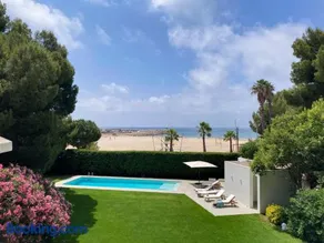 Villa con piscina delante del mar - Image 1