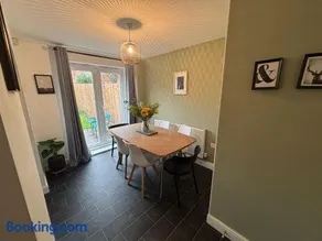 Central location -3 Beds, 2 baths , off-street parking, fast Wifi, sleeps 7 - Image 2