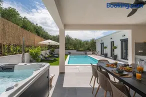 Apartment Gironi with Pool, Jacuzzi - Image 2