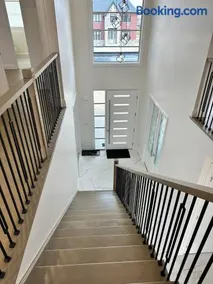 Modern Luxurious Stay - Image 5