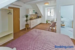 *Beautiful, centrally located studio apartment* - Image 2