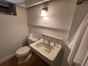 basement Two queen beds with private bathroom in Lexington - Image 3
