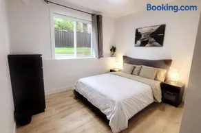 Gorgeous 2 Bedrooms Suite Private entrance with patio-Free Parking - Image 5