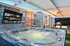 Elegant 5BR 2,5BA Holiday Home with Pool, Jacuzzi, BBQ, and Cinema Room - Image 1