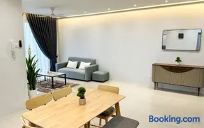 KLIA Luma Loft Homestay-Near KLIA & Sepang Circuit-3BR fully Aircond-Balcony-Fast WiFi-Netflix-2 Free Parking - Image 1