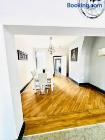 Stylish 5BR Home Free Parking & Fast WiFi - Image 3