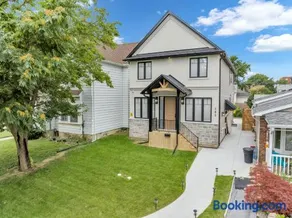 5 Bedrooms Modern Oasis in Downtown Area - Image 1