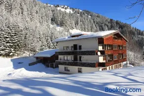 WOLF RETREAT Apartments im Lechtal davor Appartementhaus Michaela - Image 4