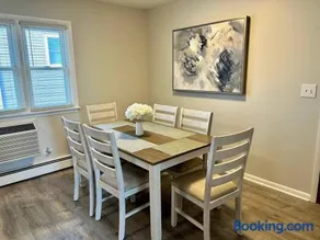 New updated Apt Half A Mile to Downtown Libertyville - Image 3