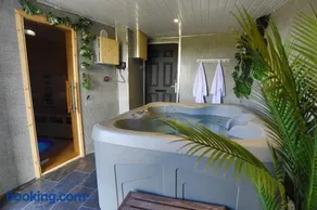 Coastal Cottage, Private Hot Tub & Sauna Sleeps 2-8 with Views - Image 3