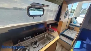 Bateau à quai lac des Settons - Image 3