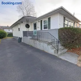 Spacious 4Bdrs house with parking - Image 1