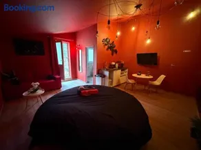 Love Room- Jacuzzi XXL- Climatisé- Table massage Accessoires - Image 1