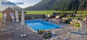 Apartamento vacacional ideal para familias con barbacoa y jardín - Image 2