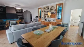 House - Sleeps 8 - Hot Tub - Beach Access - Image 2