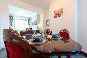 WGcDDE Large 3 Bedroom House - Close to MKM Stadium & A63 - Garden - Image 4