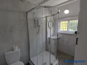 5BR Spacious Contractor Home, Parking for 2 vans - Image 2