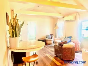 2-bed rm house on the lake - Image 5
