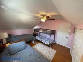 A spacious getaway on Orchard Island - Image 3