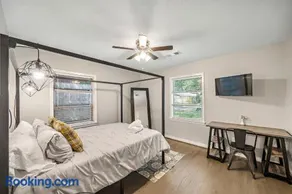 3 Bedroom Home The Neighborhood Spot desks in 2 rooms high speed Internet wifi Kick Back & Relax close to Houston Hobby Airport 5 star superhost - Image 4