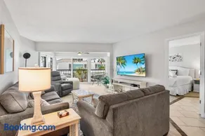 The Twins Hideaway at Sun Plaza West - Image 3