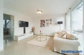 10 Guests Apartment near Mercedes Plant & Train - Image 1