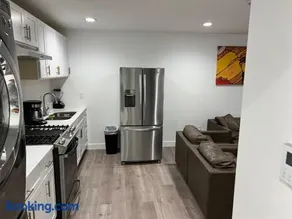 Brand new private one bed one bath home with private parking for 2 - Image 5