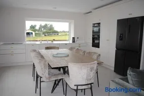 Luxurious bungalow with bay views - Image 1