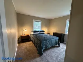 Cute & Cozy 2 Bedroom Near Park - Image 4
