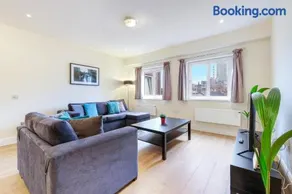 Spacious 3 Bedroom Apt with Parking by 360Stays - Image 3