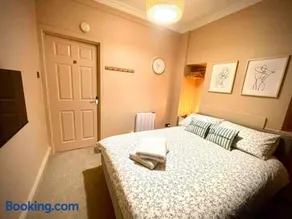 Newly refurbished, central apartment with permit parking - Image 2