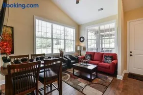 Penthouse Lakeview Haven - Image 1