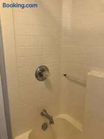 Private 2-bedroom apartment, free parking, direct bus to NYC Manhattan only 2 blocks away - Image 2