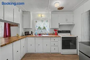 Quiet 2BR Retreat Sleeps 4 Near Beaches & Nature - Image 2