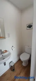 21KR Bed and Breakfast, close to beach, town centre and golf - Image 3