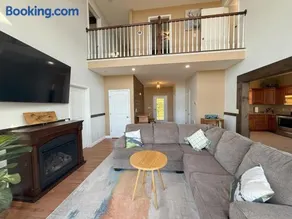 Spacious & Bright Lake Cabin, pet friendly, 8 beds - Image 2